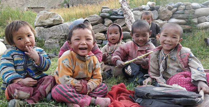 group-of-kids-smiling-700